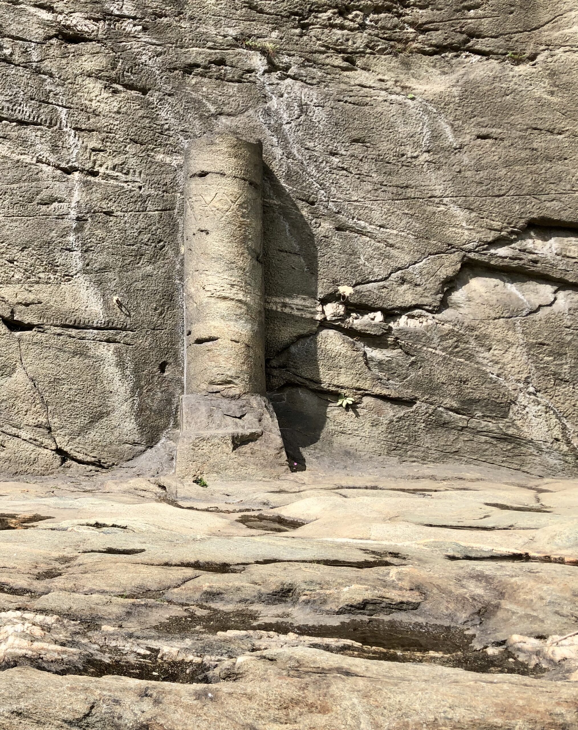 Pietra miliare romana sulla Strada Consolare delle Gallie scolpita nella roccia a Donnas, Valle d'Aosta