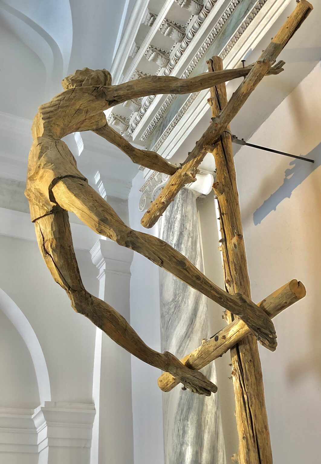 Impressionante scultura lignea del Cristo Crocefisso di Mario Stuffer nella cappella del Forte di Bard, Valle d'Aosta