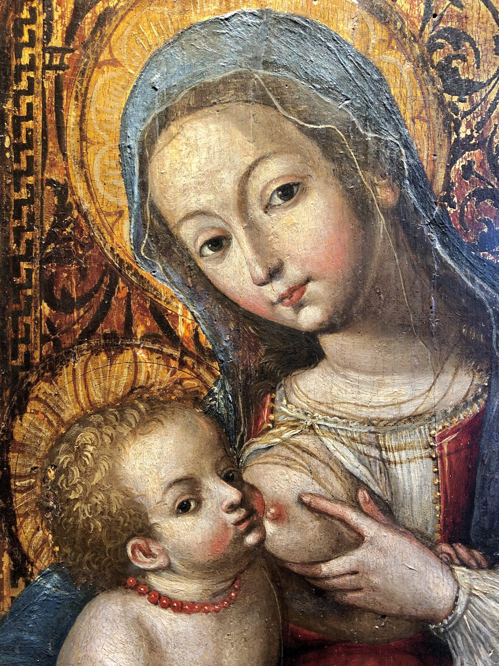 Particolare del dipinto della Madonna allattante della Collezione dell'Académie Saint-Anselme al Castello di Aymavilles, Valle d'Aosta