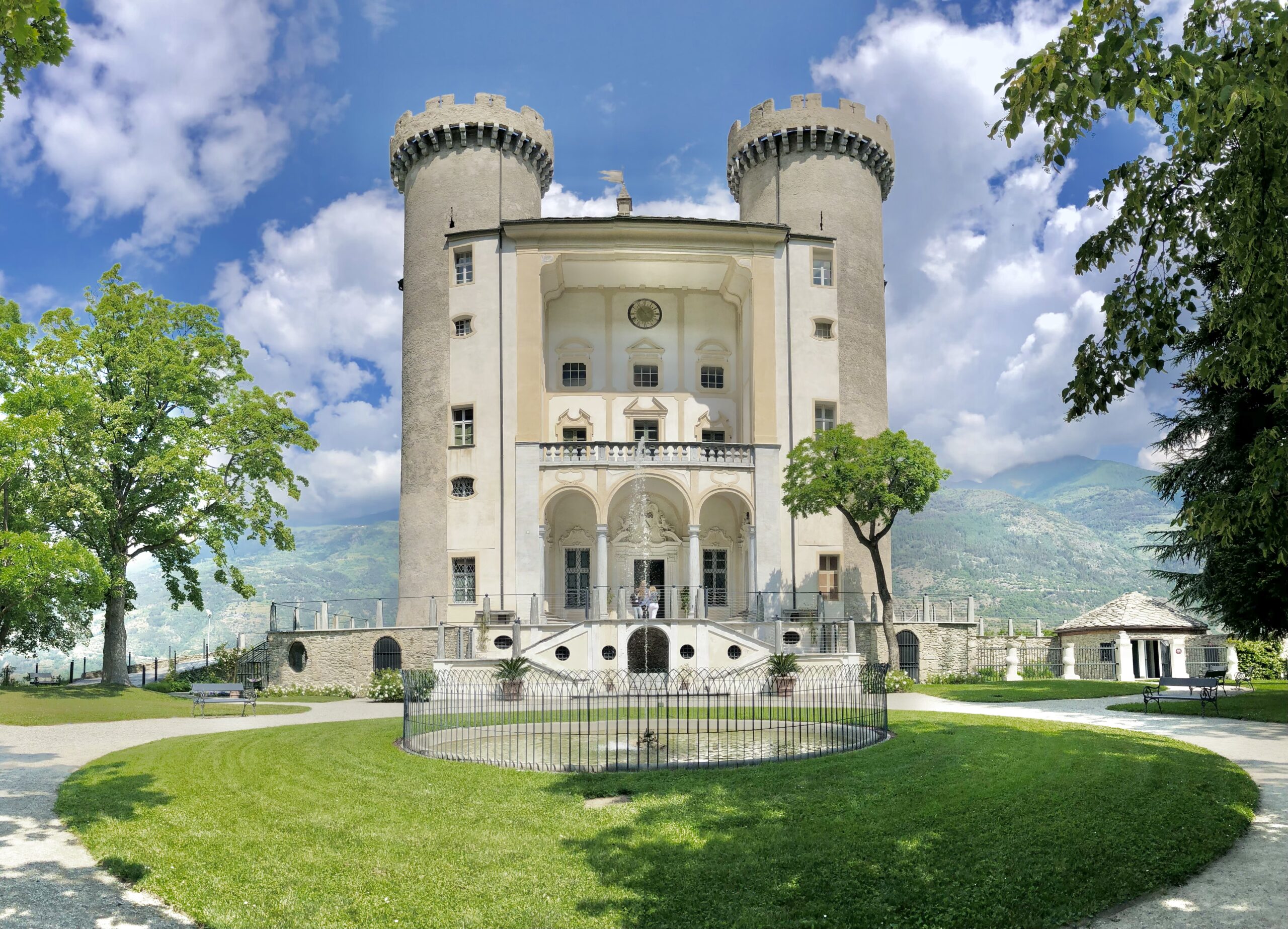 Facciata principale del Castello di Aymavilles vista dai giardini in estate, Valle d'Aosta