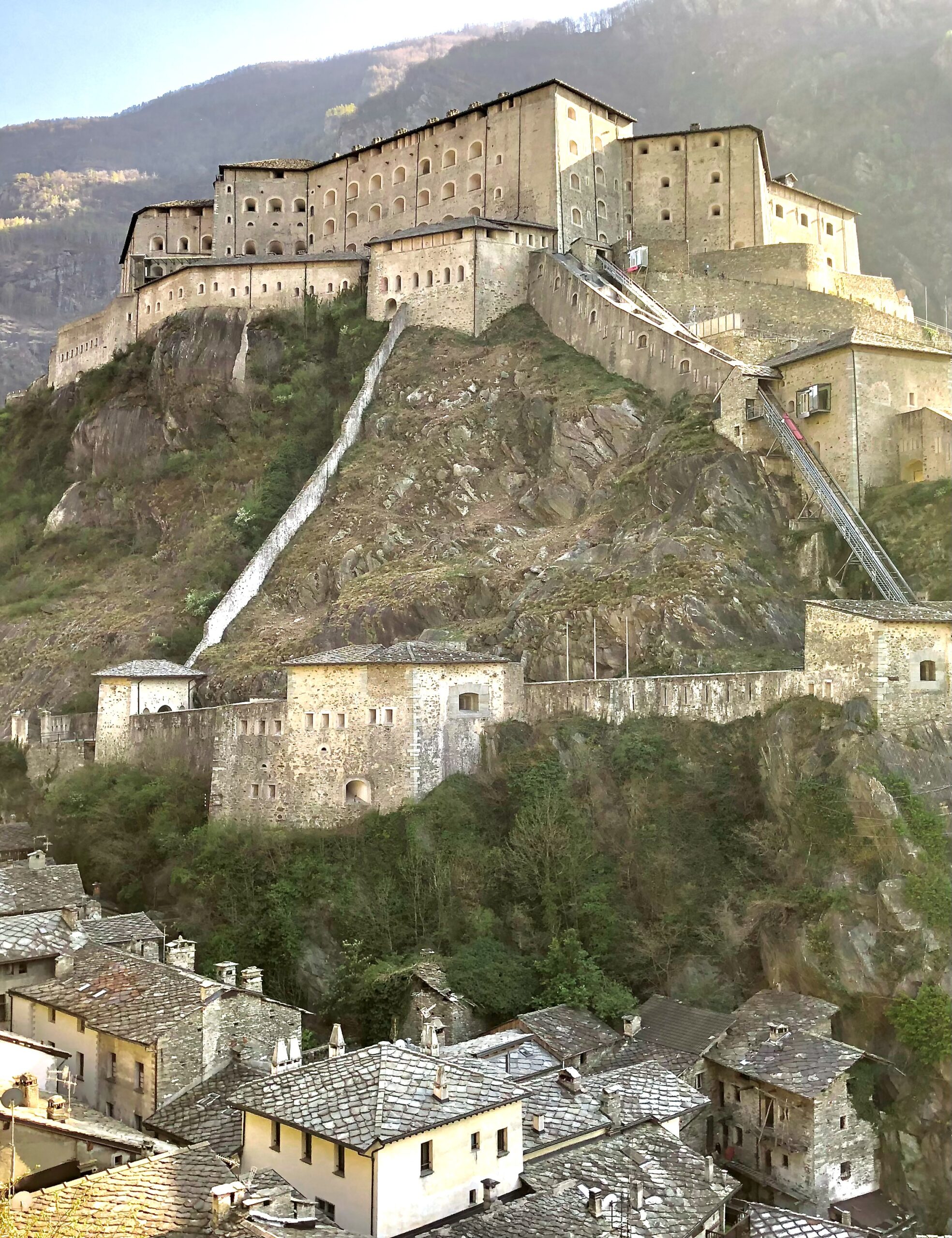Vista del Forte di Bard dal borgo omonimo con i monti sullo sfondo, Valle d'Aosta