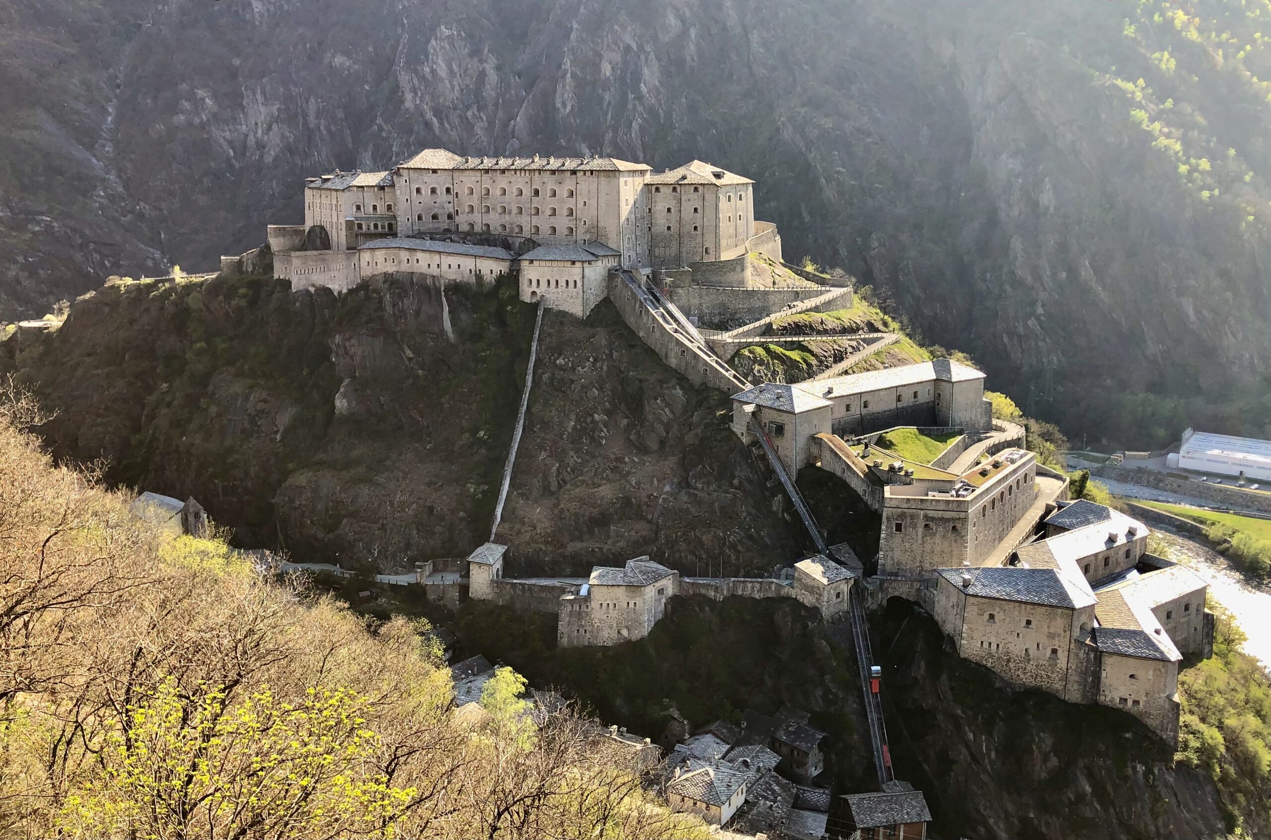 Vista dall'alto del Forte di Bard con i primi colori della primavera e la valle sottostante, Valle d'Aosta