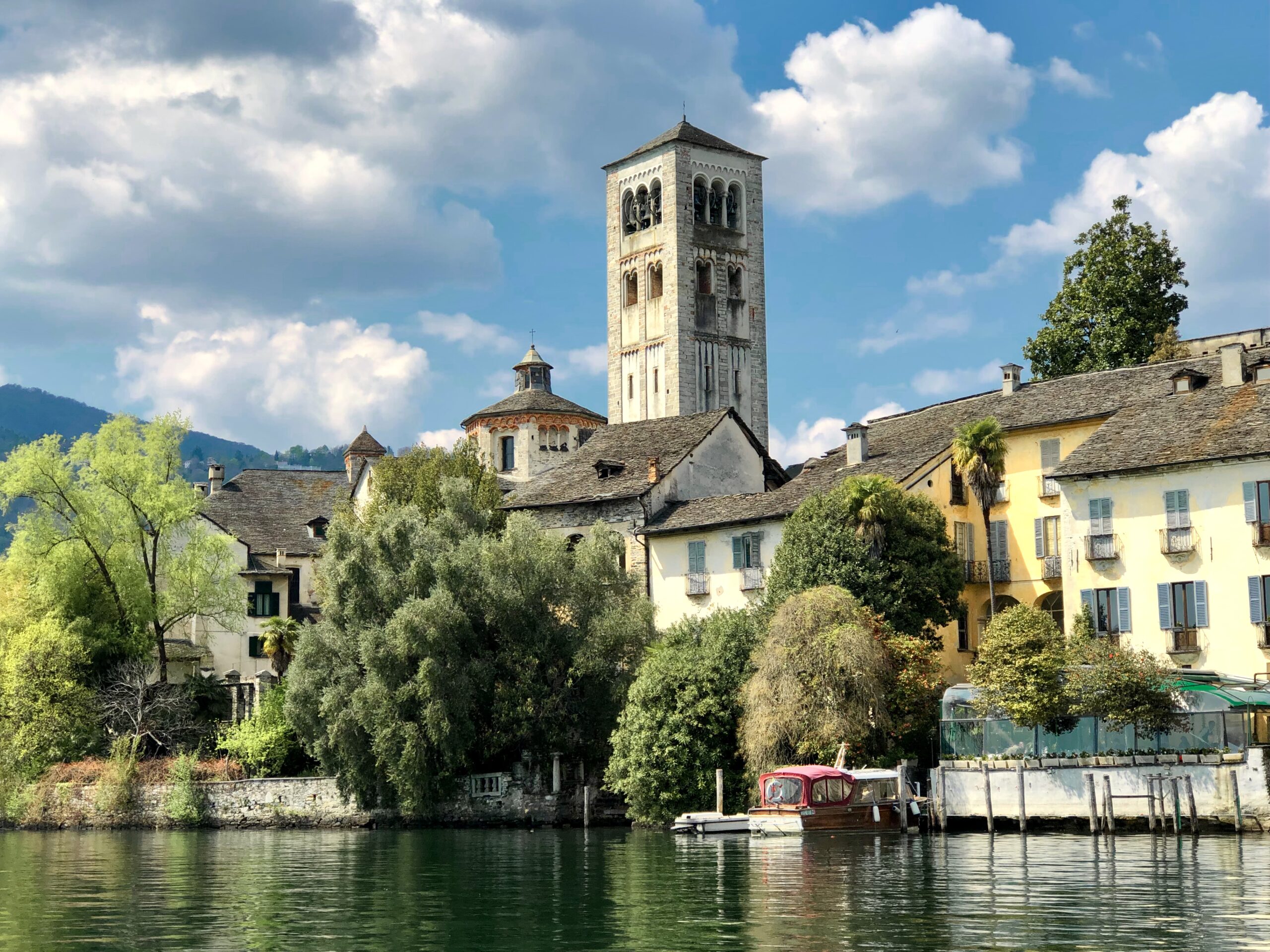 Isola di San Giulio con la basilica romanica specchiata nel Lago d'Orta, Piemonte