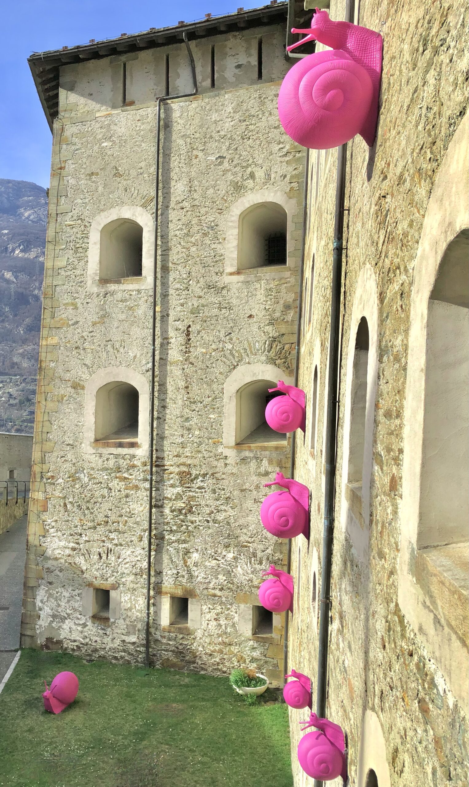 Lumache giganti in plastica colorata di Cracking Art applicate sui muri del Forte di Bard, Valle d'Aosta