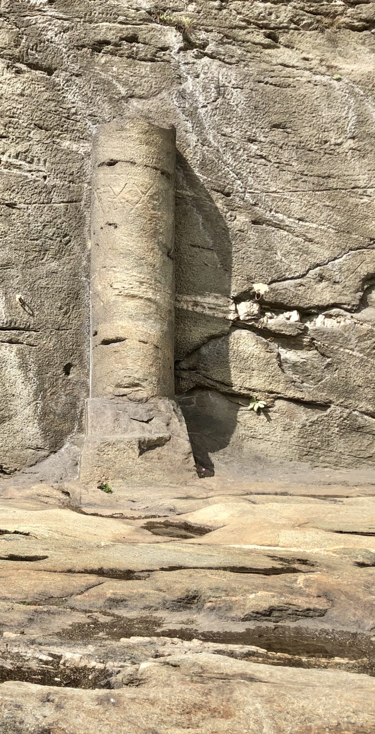 Miliario romano della Strada Consolare delle Gallie scolpito nella roccia a Donnas, Valle d'Aosta