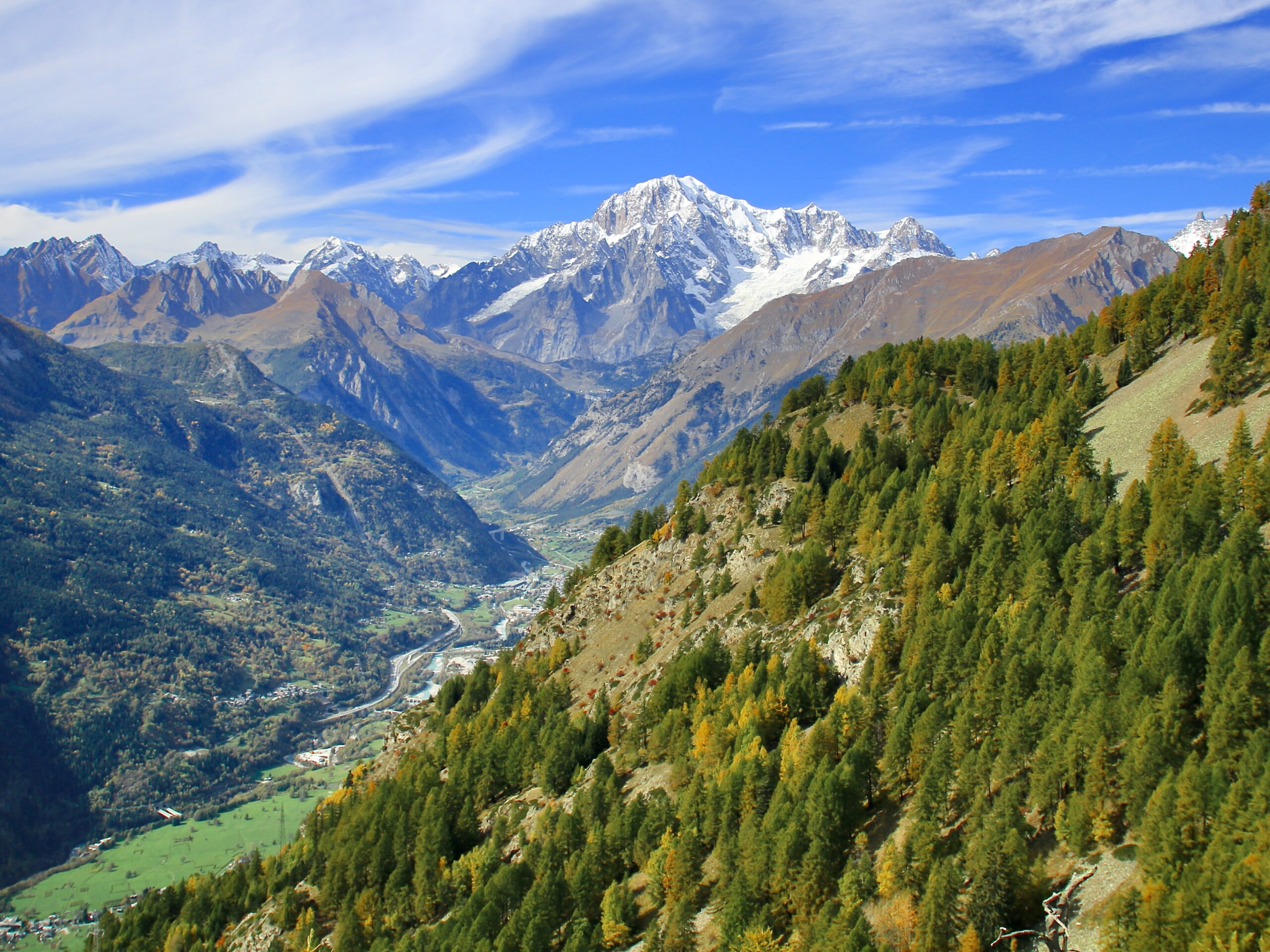 Panorama della Valdigne con il Monte Bianco sullo sfondo, Valle d'Aosta