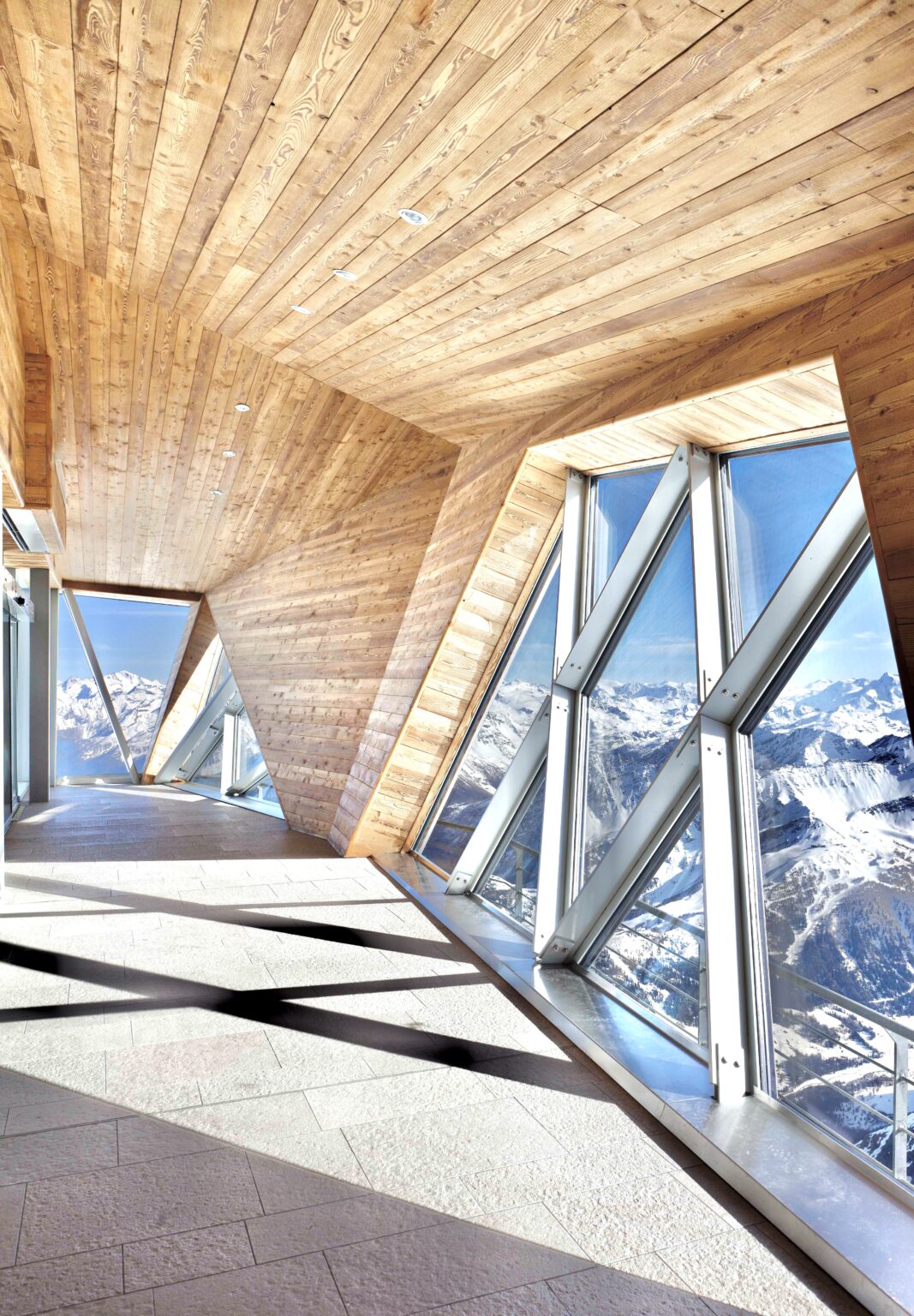 Interno moderno della stazione di Punta Helbronner della funivia Skyway Monte Bianco a 3.466 metri, Valle d'Aosta