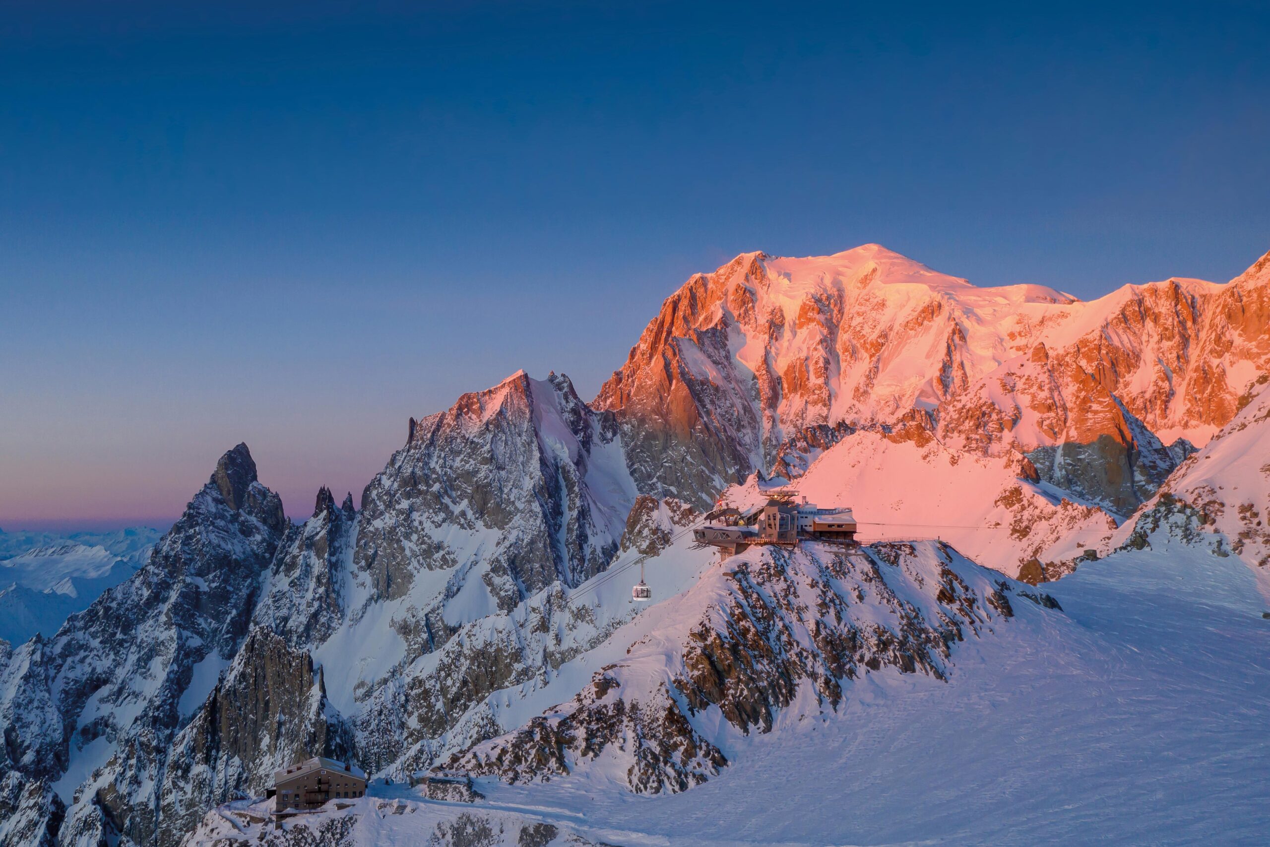 Skyway Monte Bianco a Punta Helbronner all'alba con il massiccio del Monte Bianco sullo sfondo, Valle d'Aosta