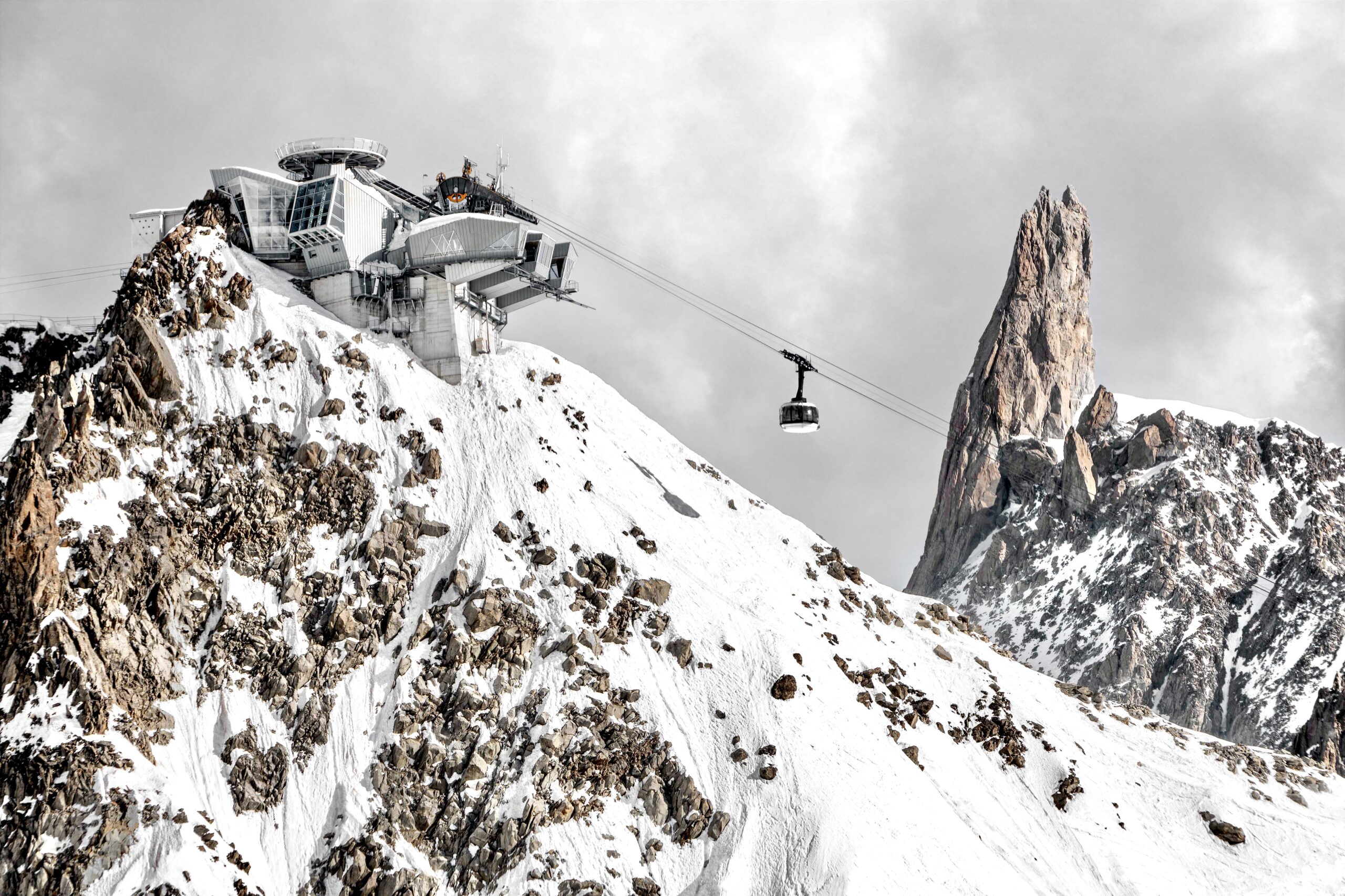 Vista di Skyway Monte Bianco e di Punta Helbronner con il Dente del Gigante, Valle d'Aosta