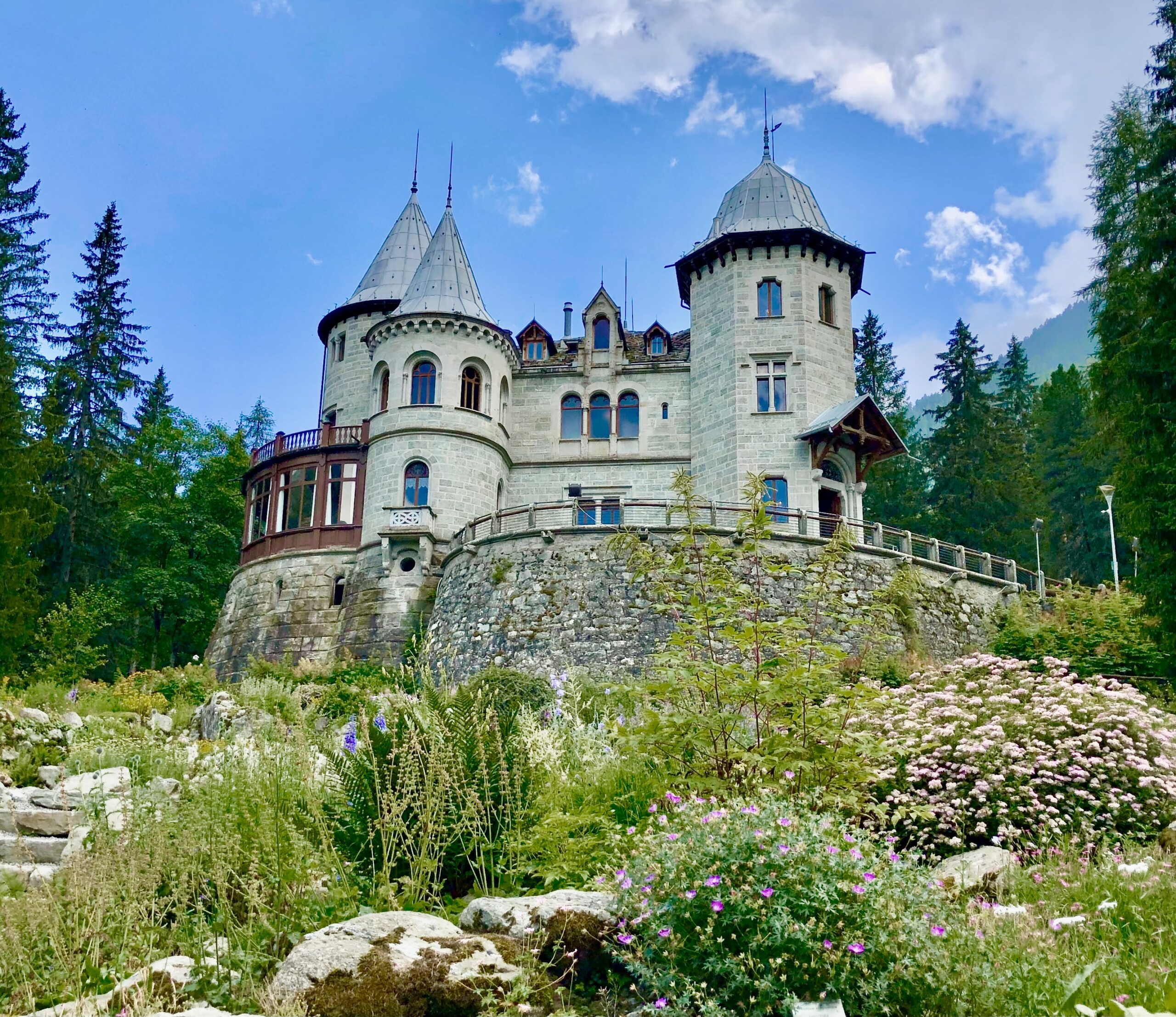 Castel Savoia visto dall’esterno con davanti il Giardino Botanico