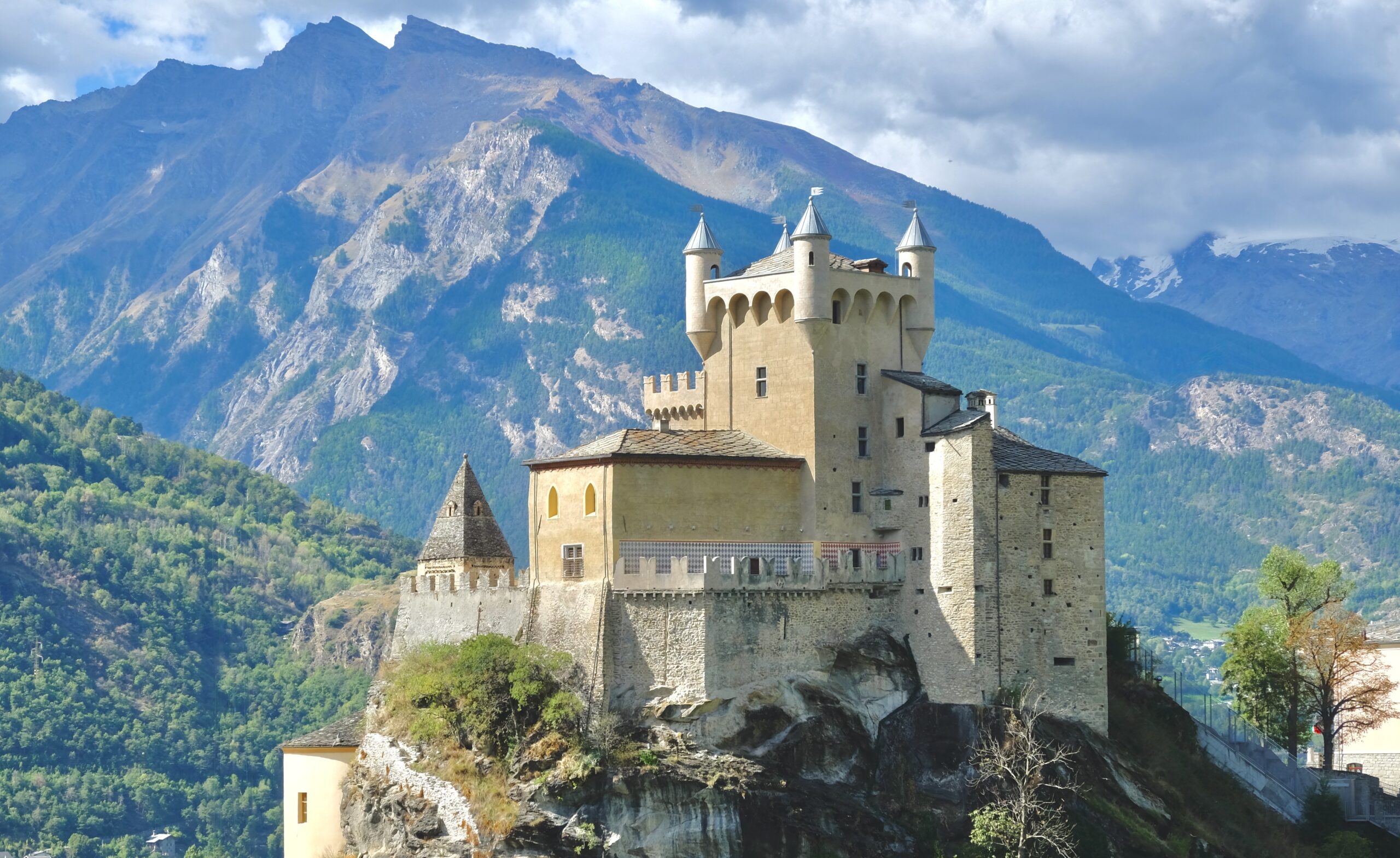 Castello di Saint‑Pierre visto dall’esterno con il paesaggio circostante - Valle d'Aosta