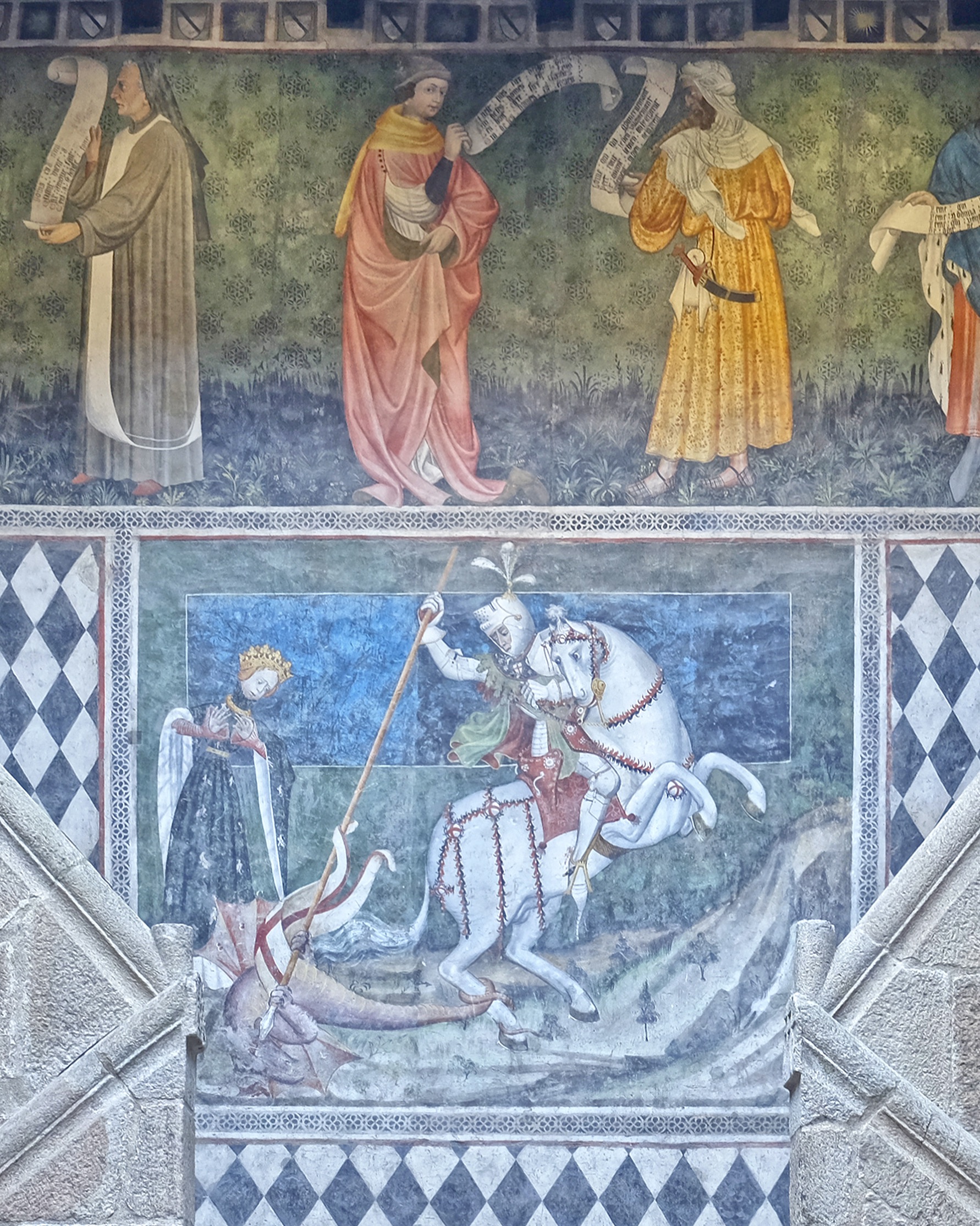 Affreschi nel cortile interno del Castello di Fénis in Valle d'Aosta