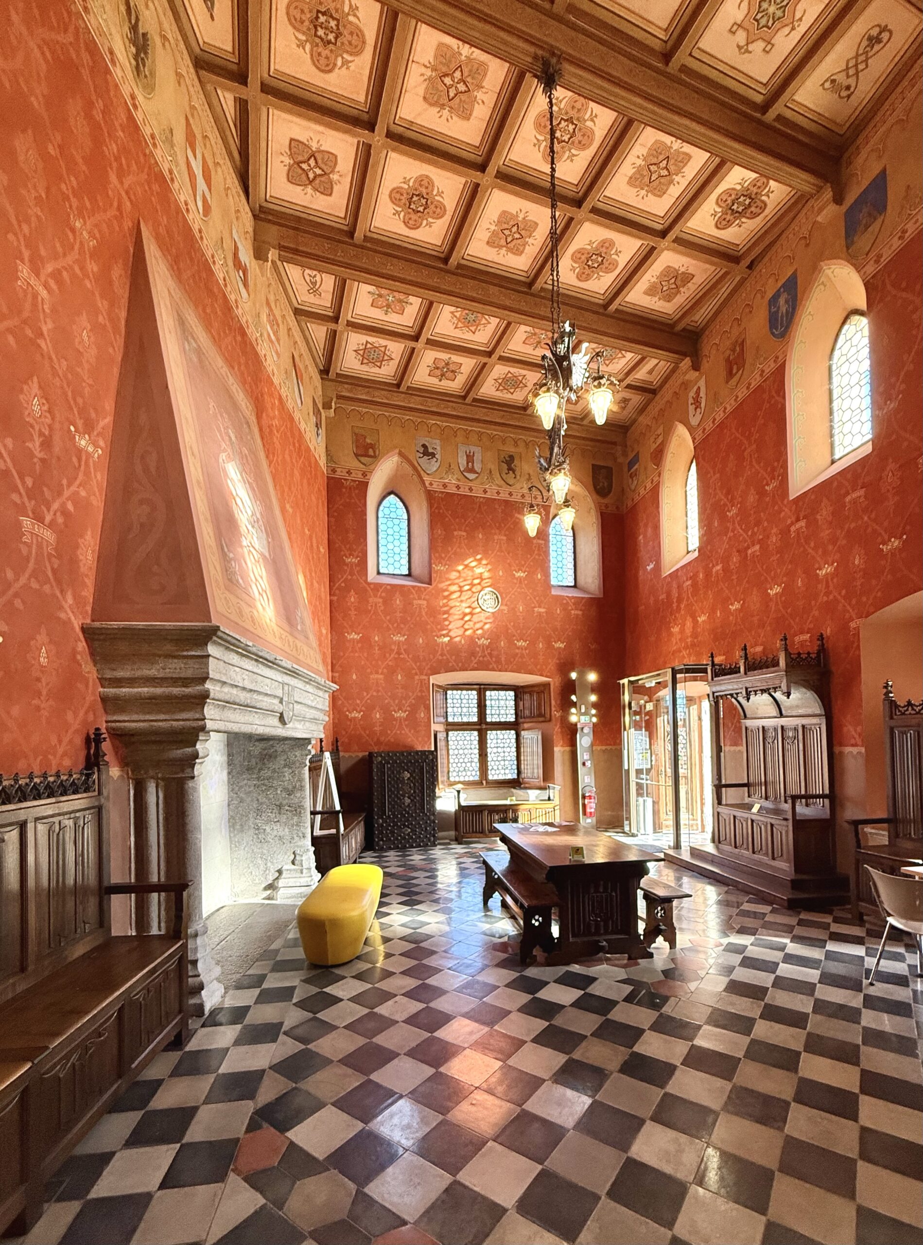 Sala degli Stemmi del Castello di Saint‑Pierre, con stemmi araldici delle famiglie nobili della Valle d'Aosta