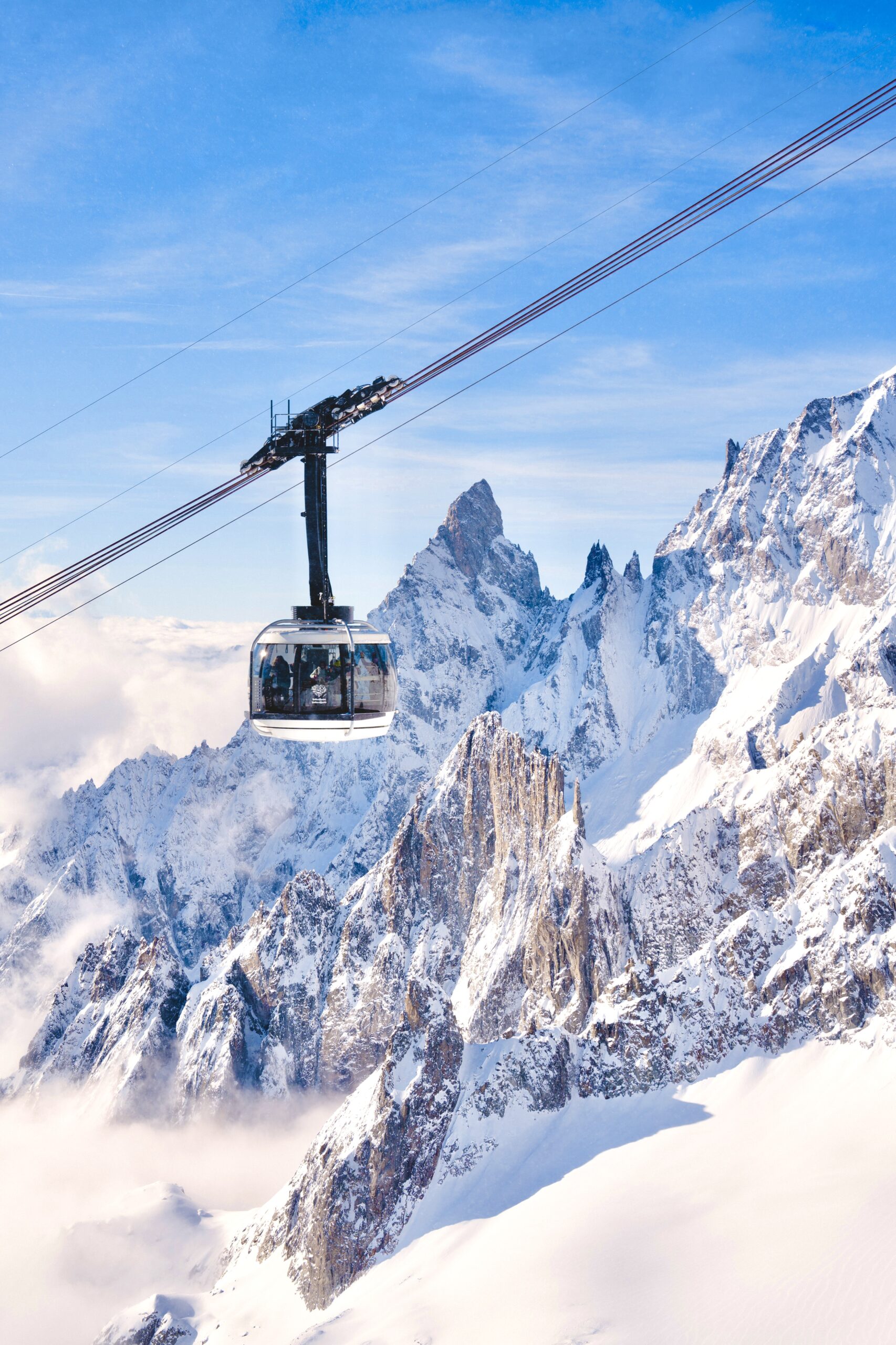 Cabina della funivia Skyway Monte Bianco in volo con l'Aiguille Noire de Peuterey e le Aiguilles d'Entrèves sullo sfondo, Valle d'Aosta