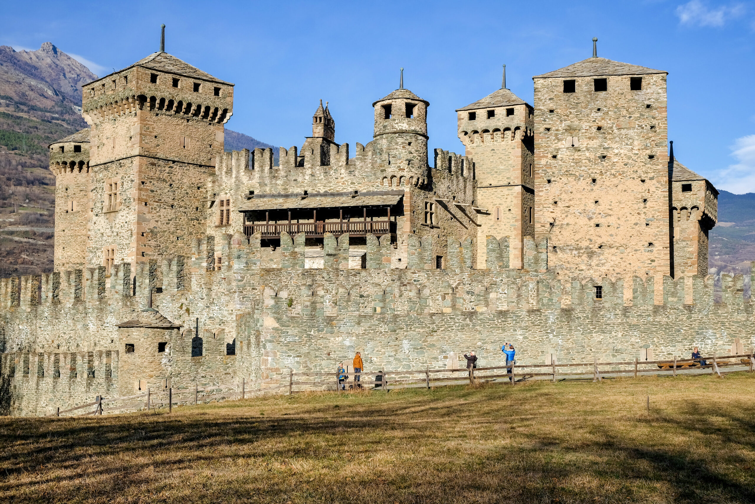 Vista esterna del Castello di Fénis in autunno con le sue torri merlate, Valle d'Aosta