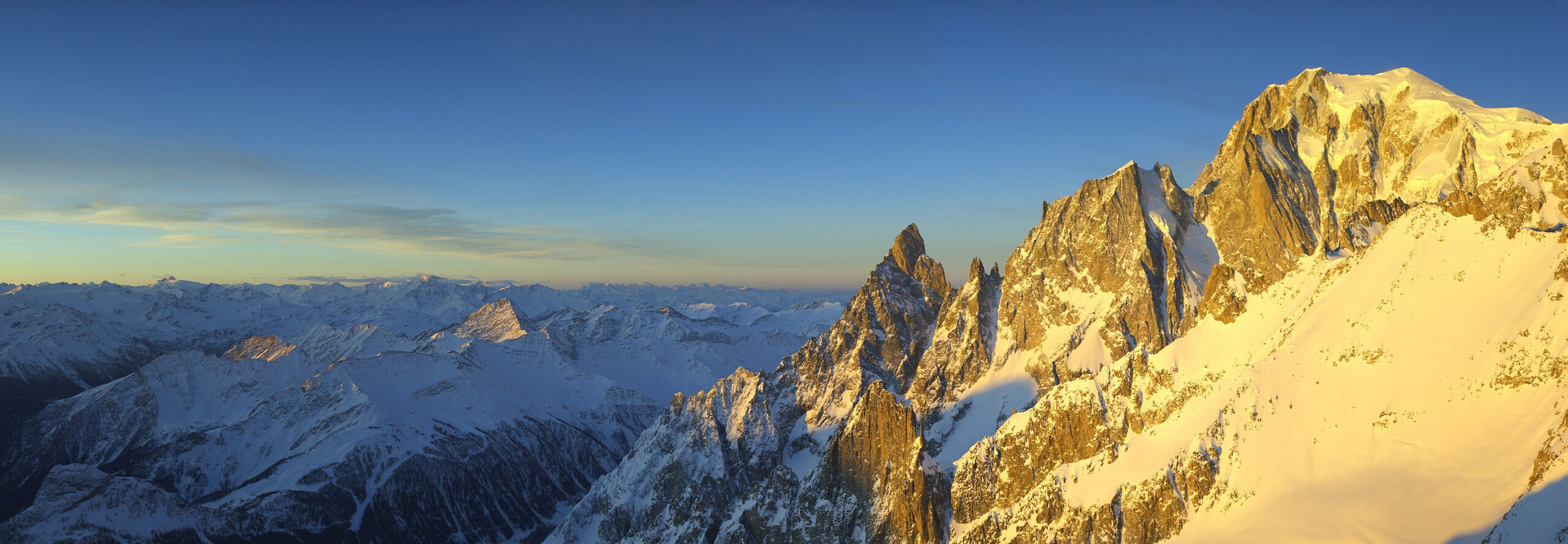 Panorama all'alba sul Monte Bianco e le Alpi da Punta Helbronner, Valle d'Aosta